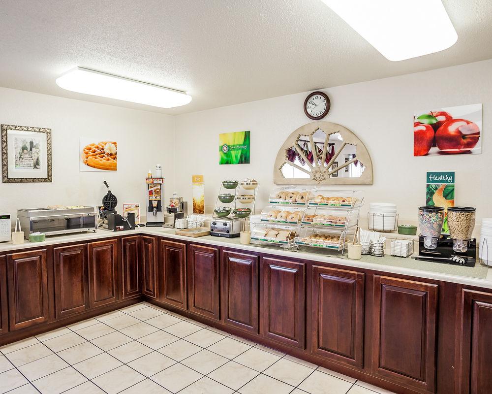 Quality Inn & Suites Des Moines - Merle Hay Road Urbandale Exteriör bild