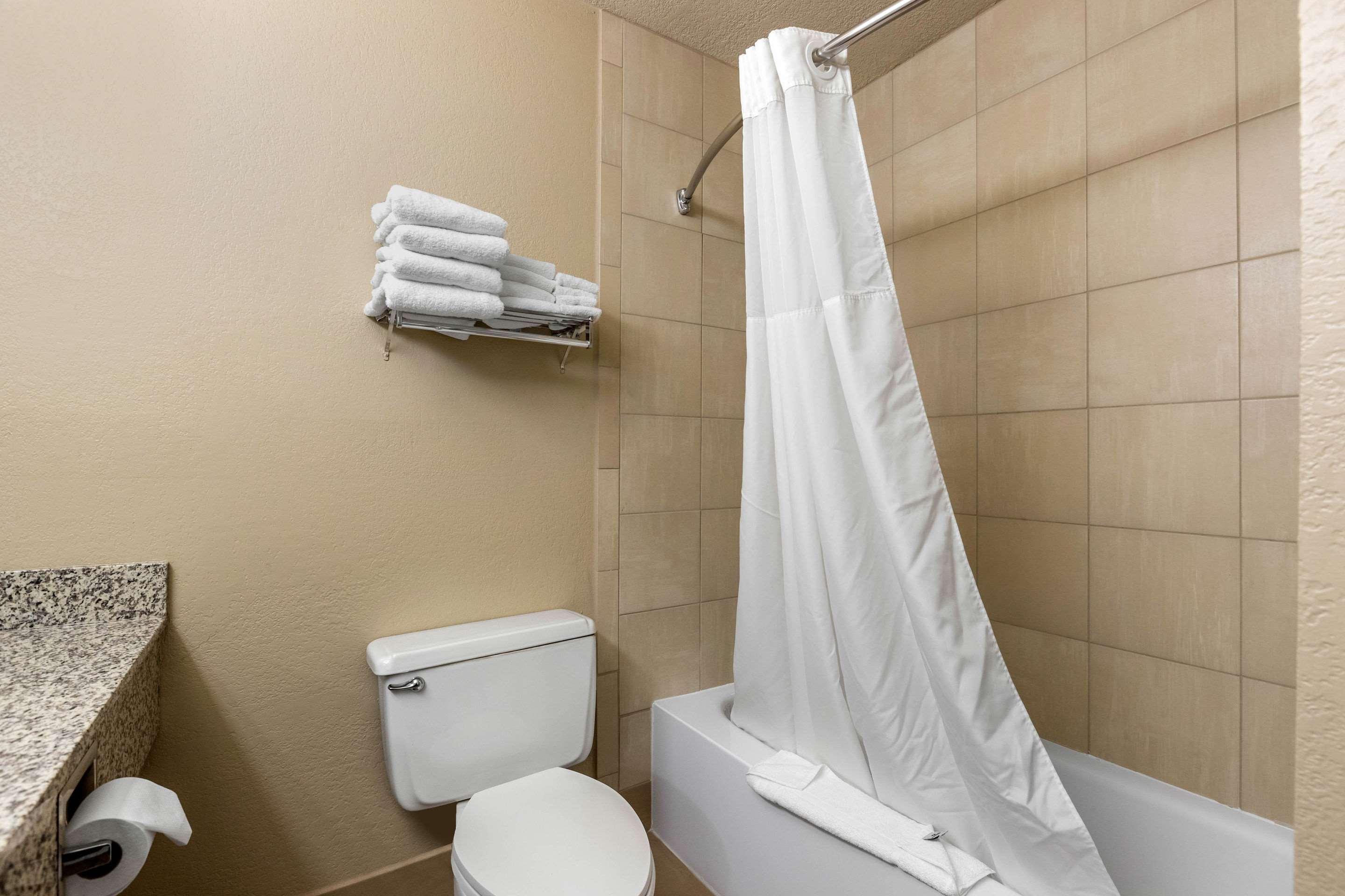 Quality Inn & Suites Des Moines - Merle Hay Road Urbandale Exteriör bild