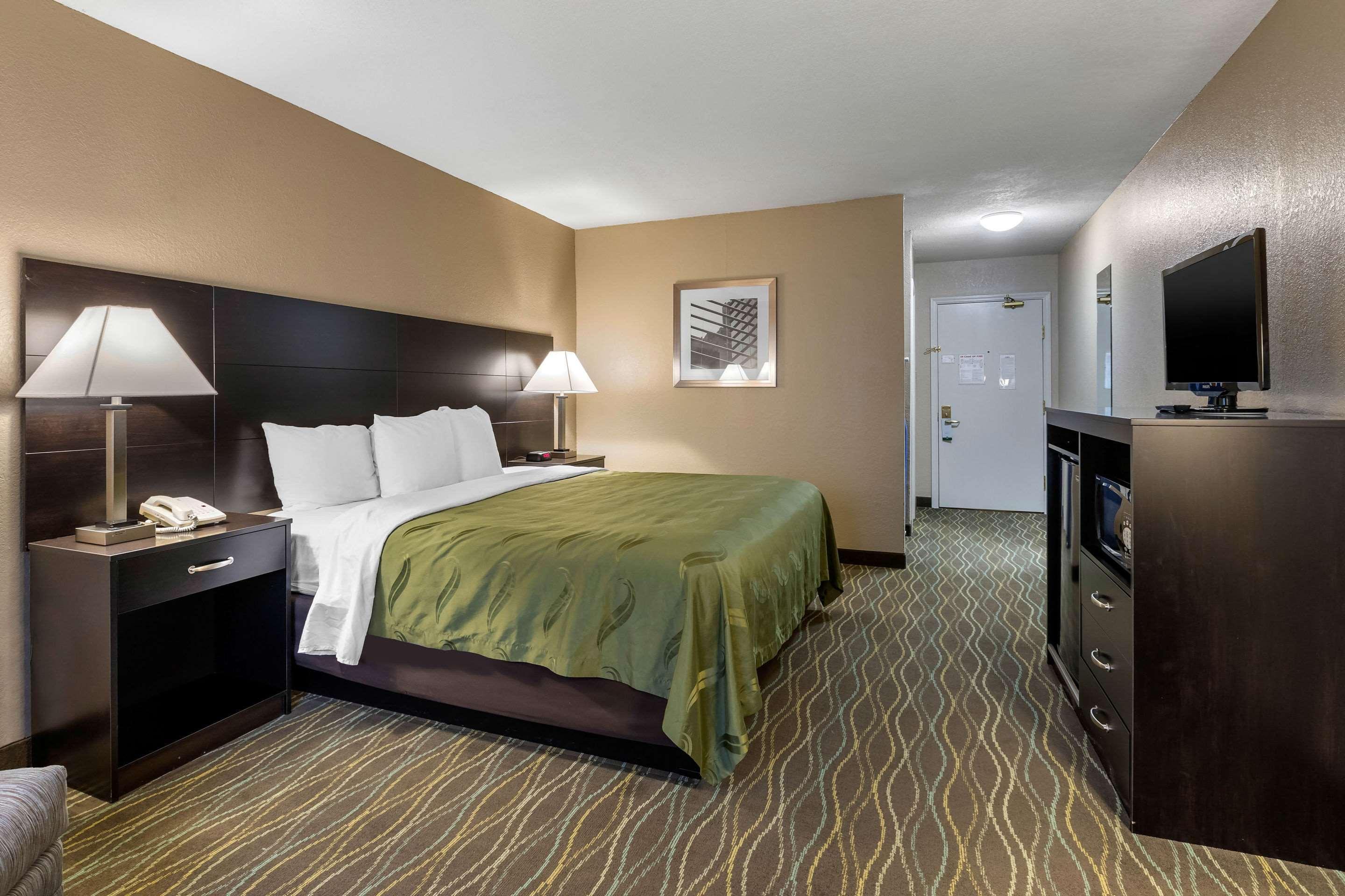 Quality Inn & Suites Des Moines - Merle Hay Road Urbandale Exteriör bild