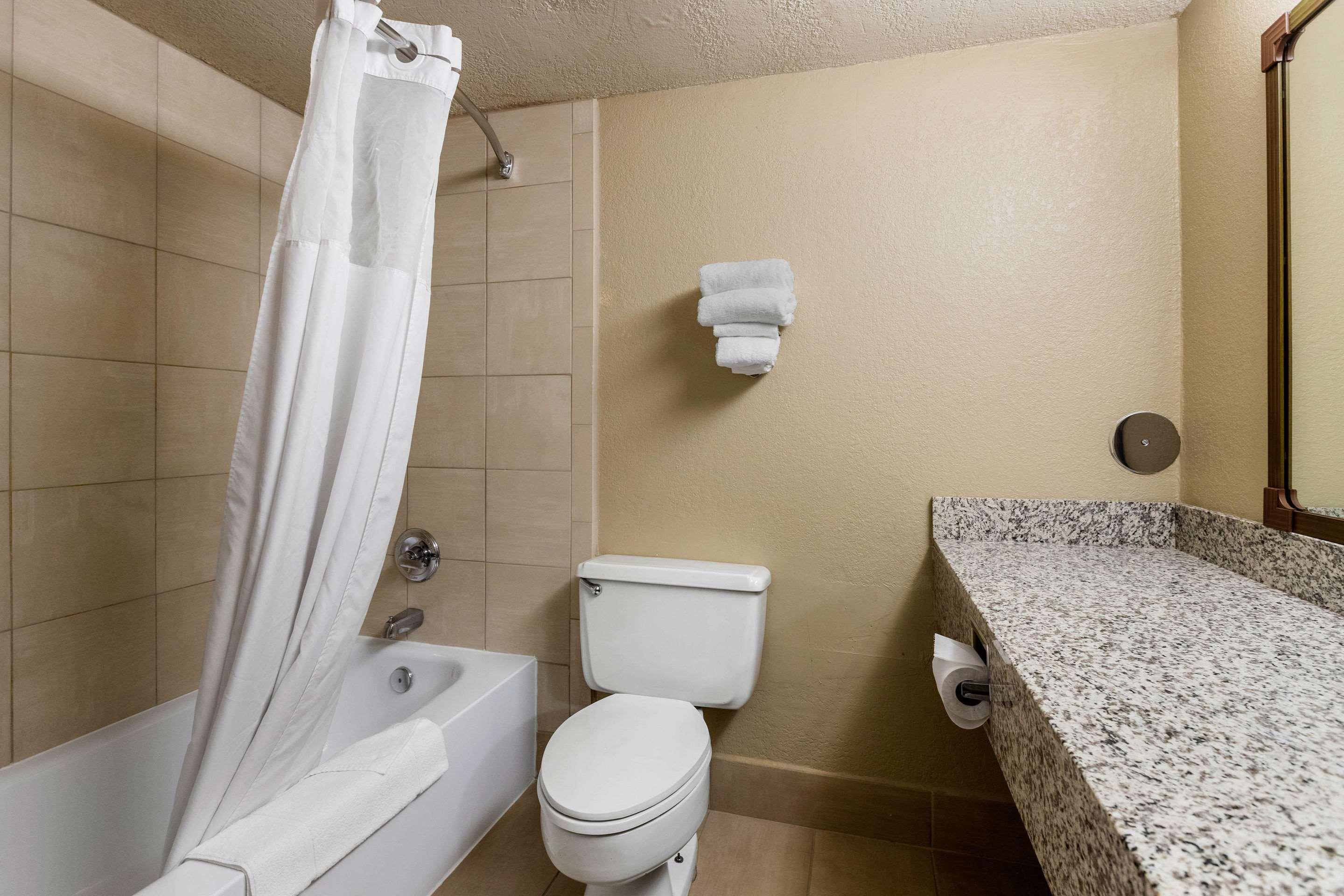 Quality Inn & Suites Des Moines - Merle Hay Road Urbandale Exteriör bild