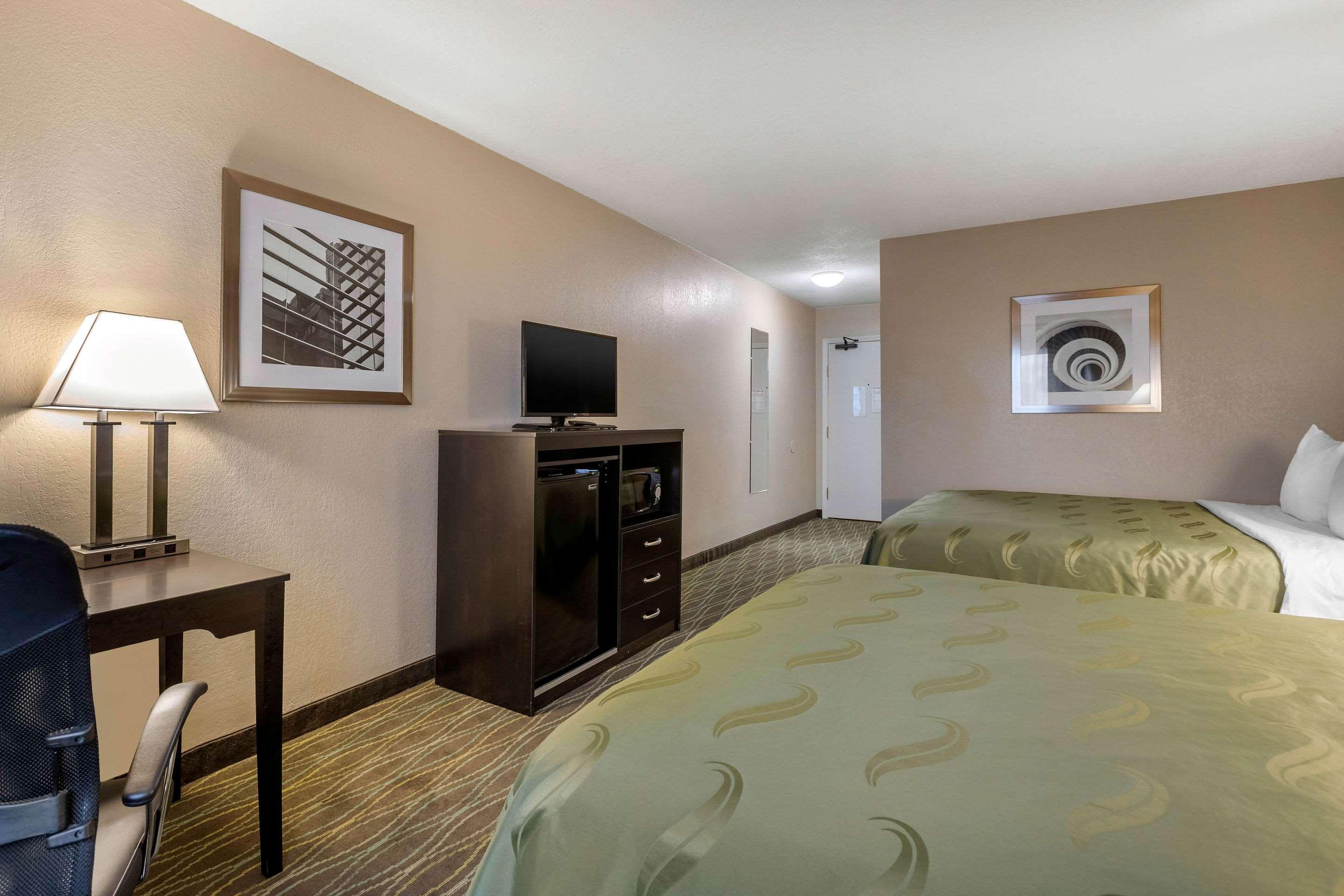 Quality Inn & Suites Des Moines - Merle Hay Road Urbandale Exteriör bild