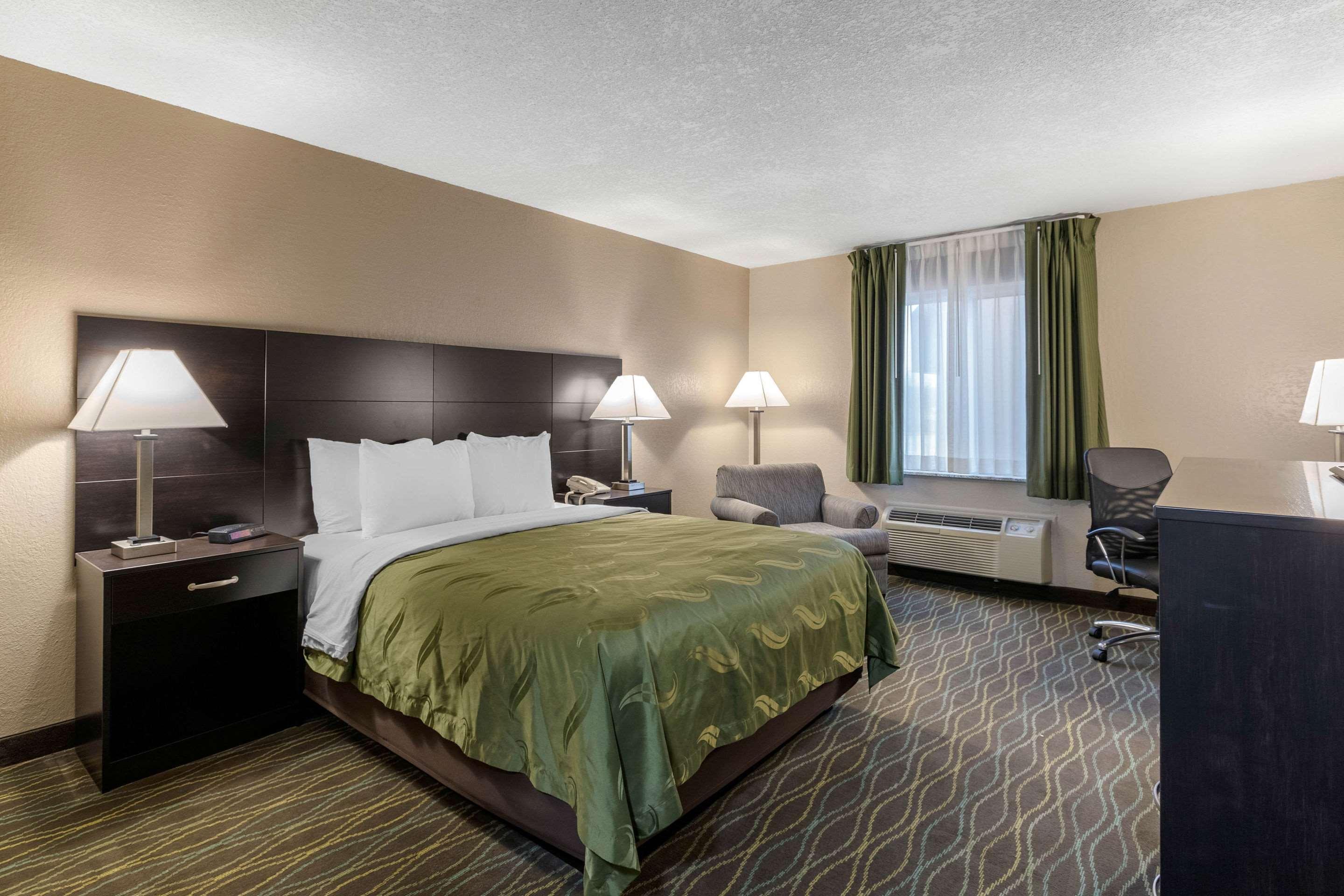 Quality Inn & Suites Des Moines - Merle Hay Road Urbandale Exteriör bild