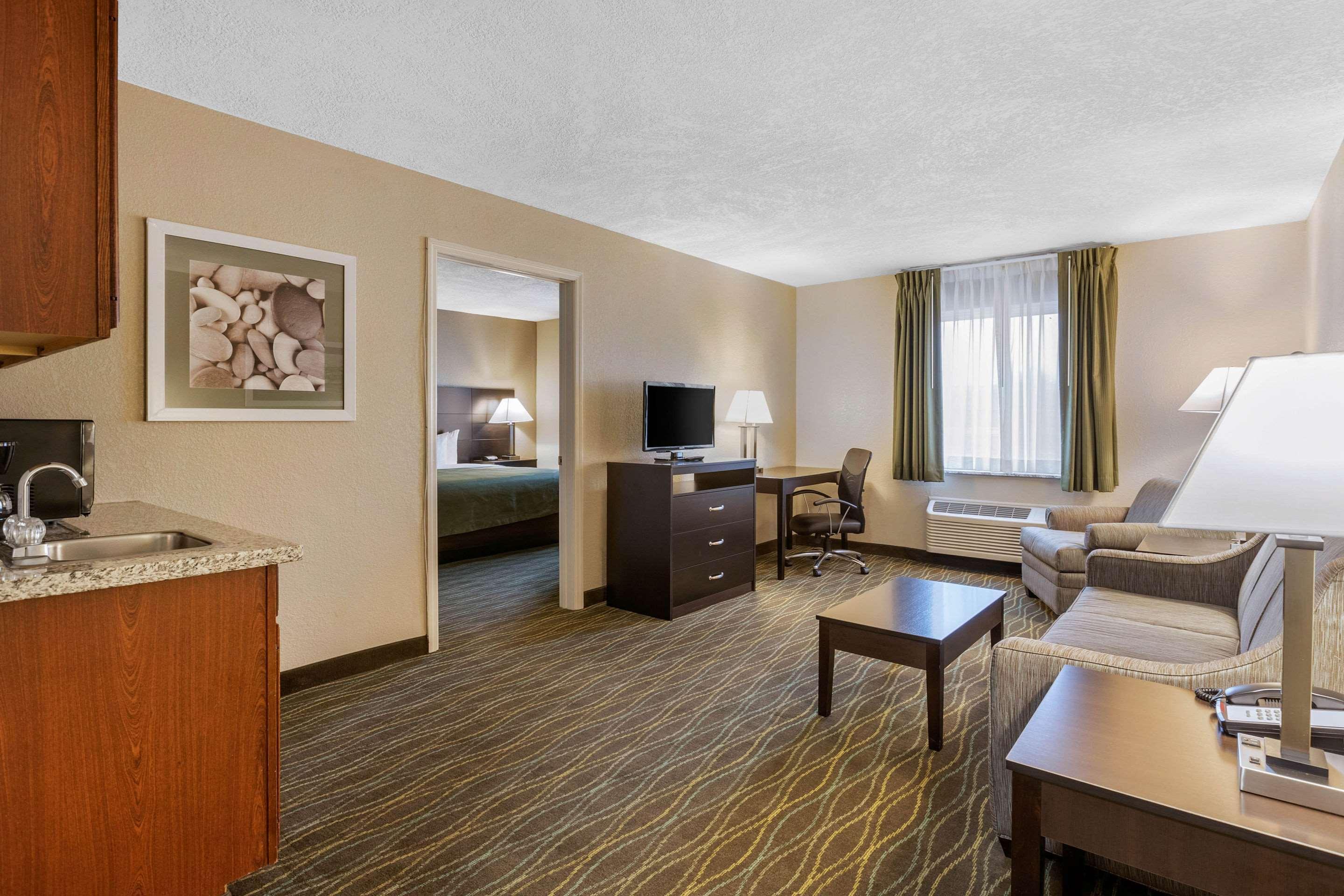 Quality Inn & Suites Des Moines - Merle Hay Road Urbandale Exteriör bild