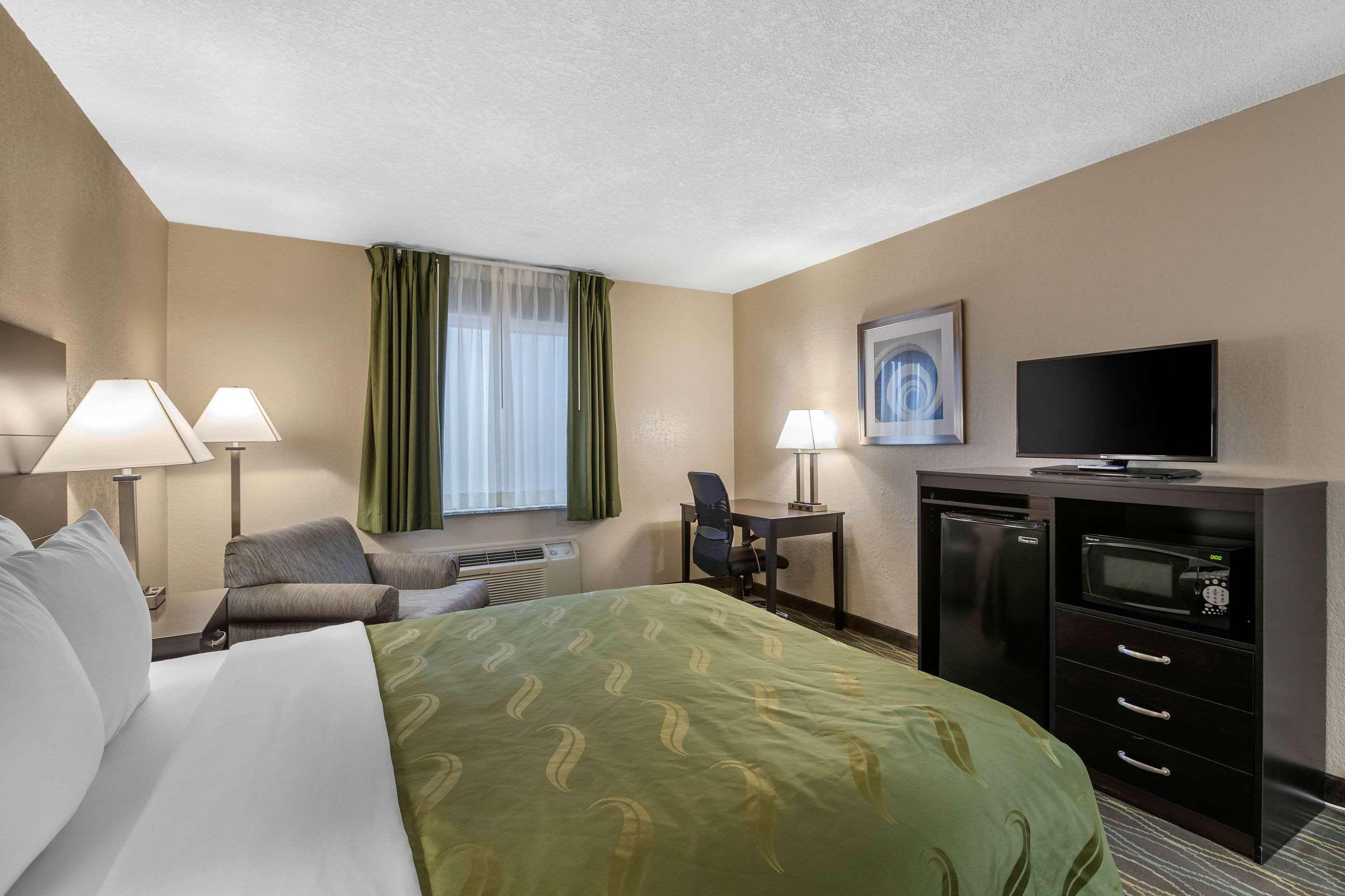 Quality Inn & Suites Des Moines - Merle Hay Road Urbandale Exteriör bild
