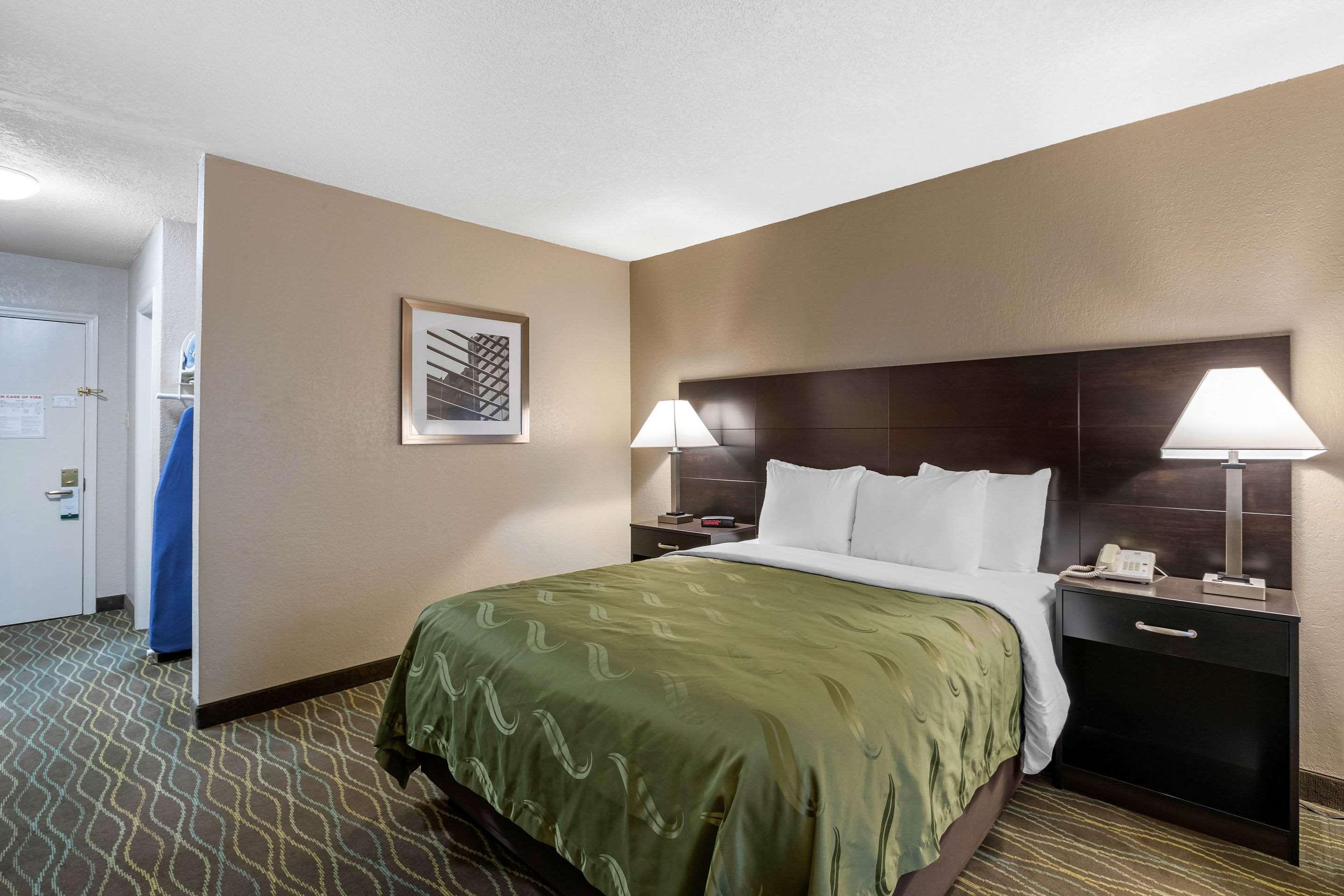 Quality Inn & Suites Des Moines - Merle Hay Road Urbandale Exteriör bild