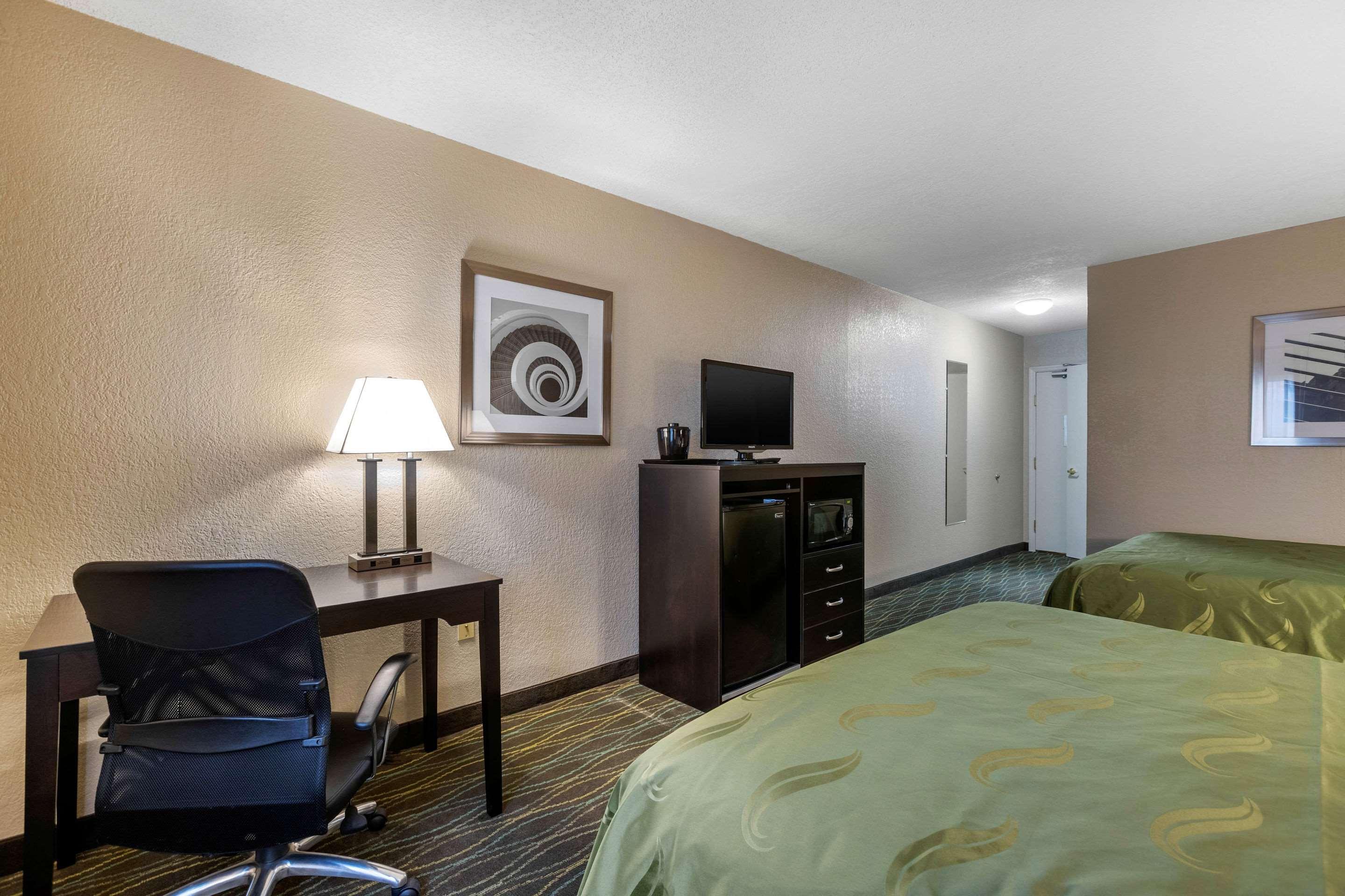 Quality Inn & Suites Des Moines - Merle Hay Road Urbandale Exteriör bild