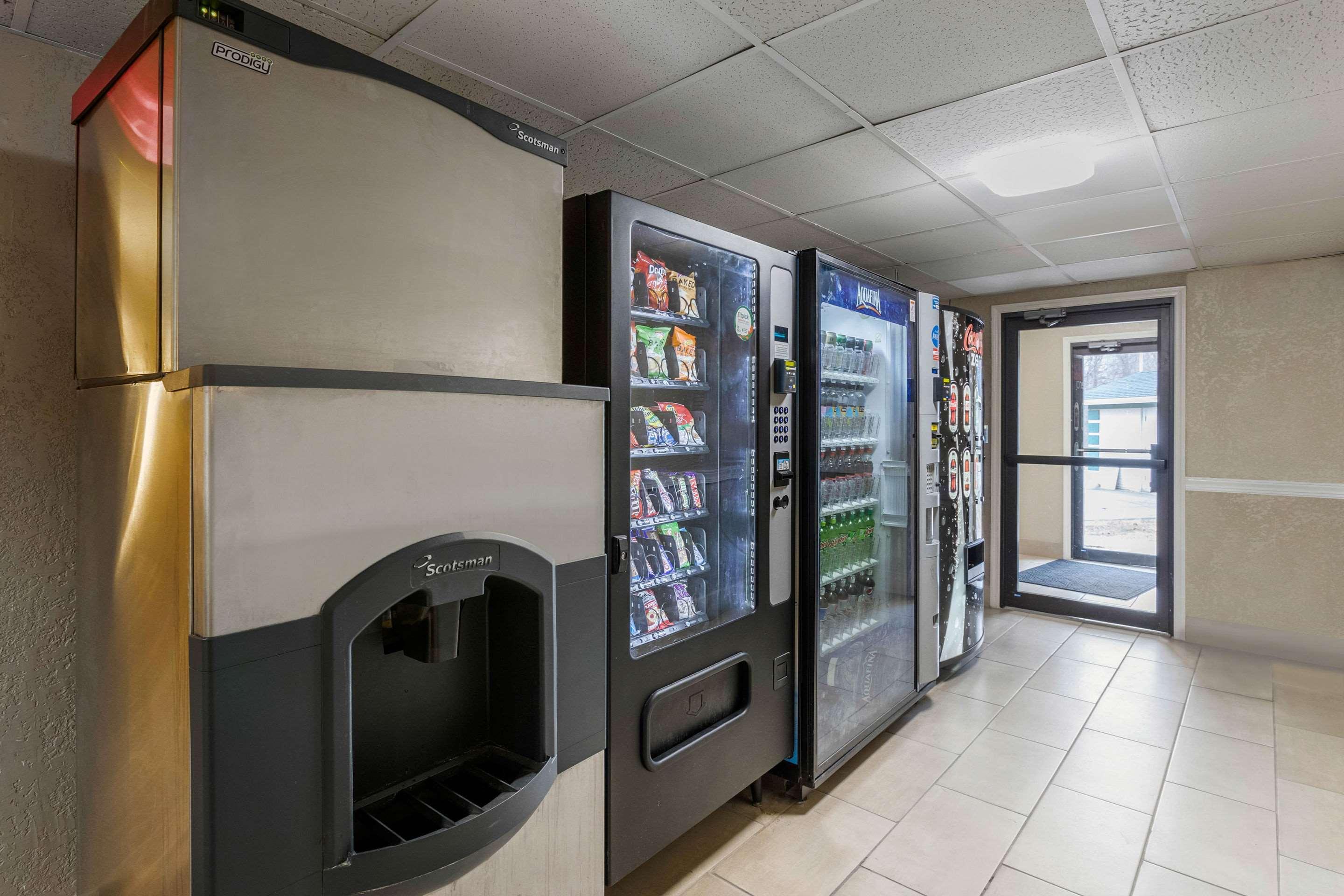 Quality Inn & Suites Des Moines - Merle Hay Road Urbandale Exteriör bild