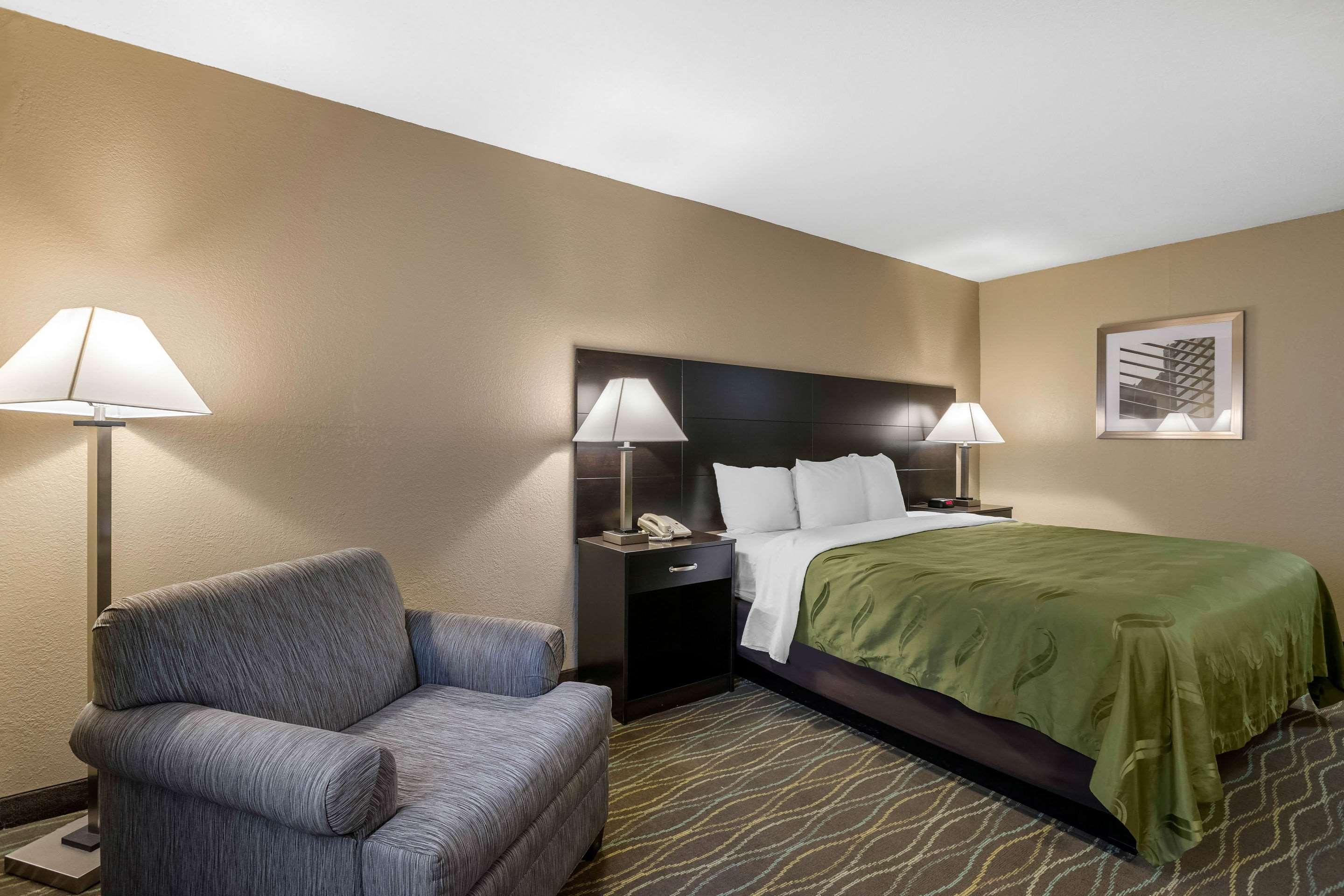 Quality Inn & Suites Des Moines - Merle Hay Road Urbandale Exteriör bild
