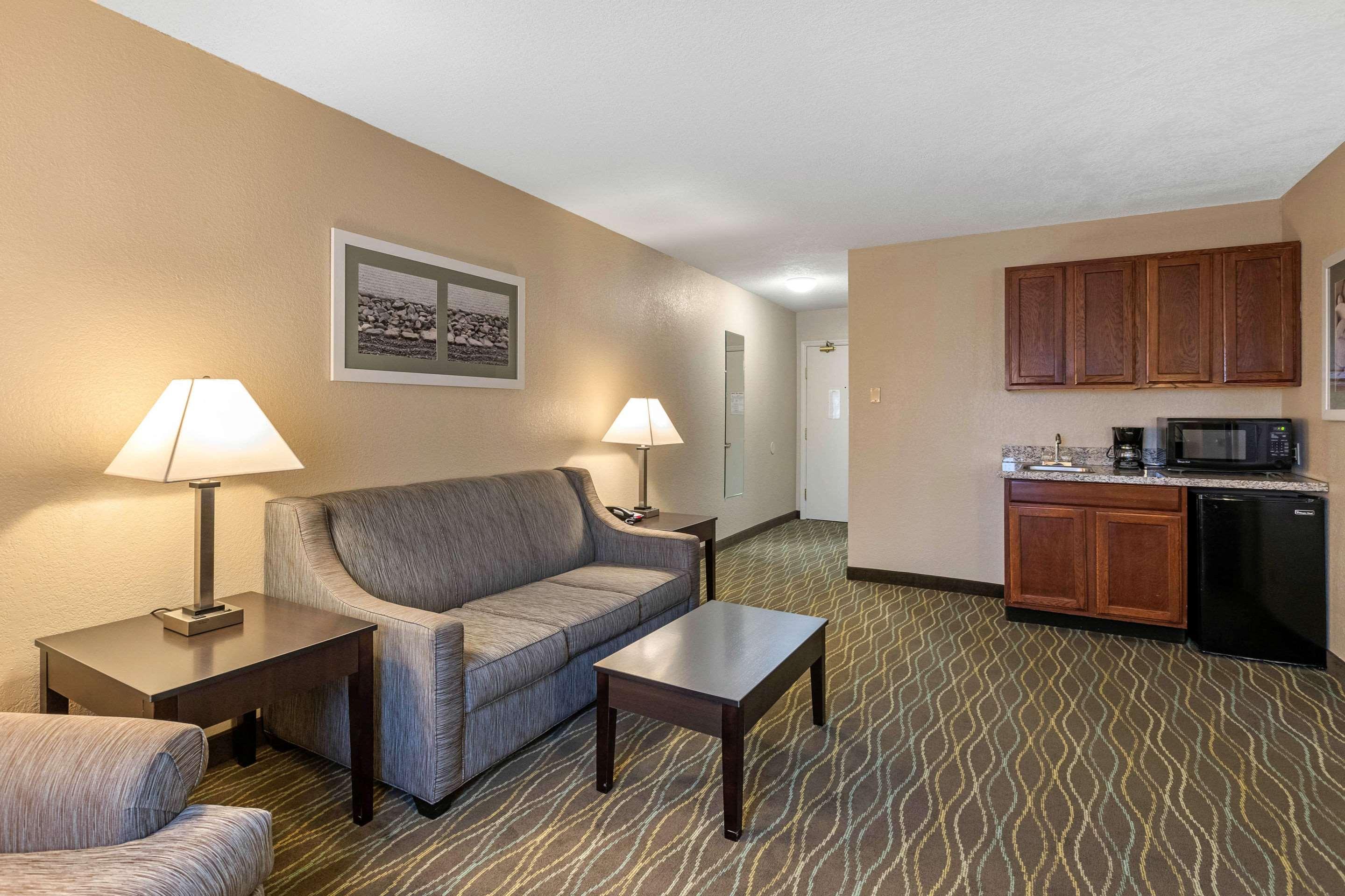 Quality Inn & Suites Des Moines - Merle Hay Road Urbandale Exteriör bild